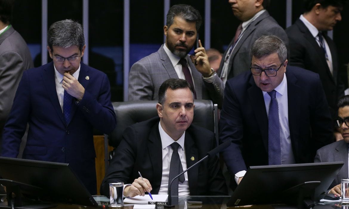 Congresso aprova PL da lei orçamentária 2024 com salário mínimo de R$ 1.412